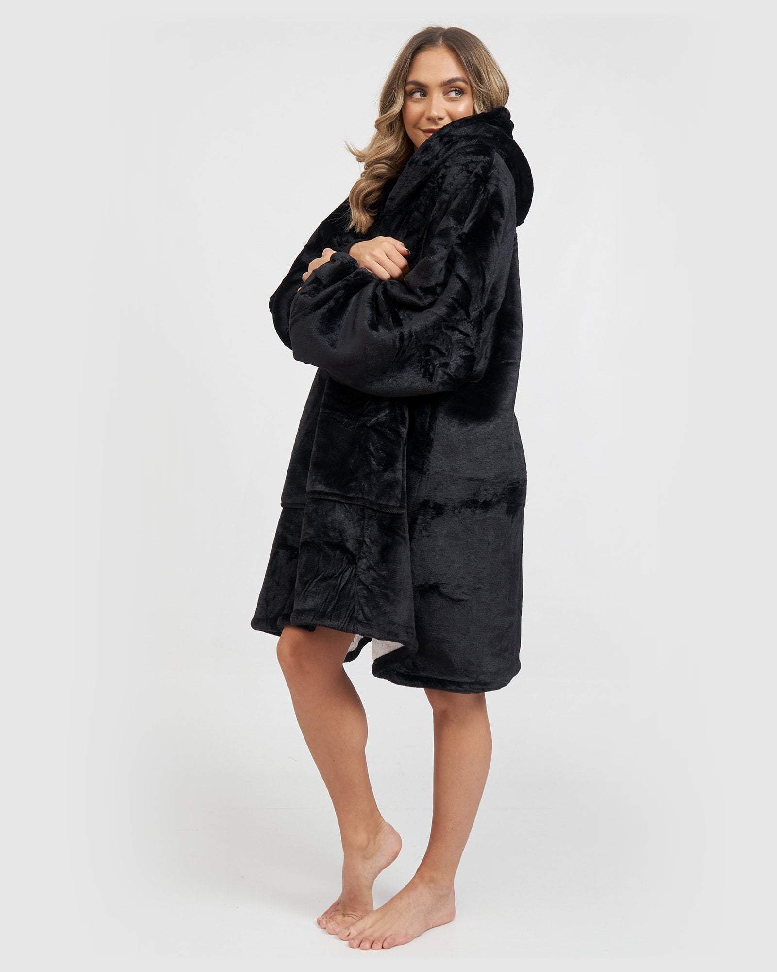 Luxury Hooded Blanket Black - PRE-ORDER - Be Activewear